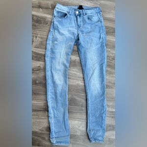 H&M Light Wash Skinny Jeans Stretchy Size 8 Button Zip 30” inseam 9” Rise